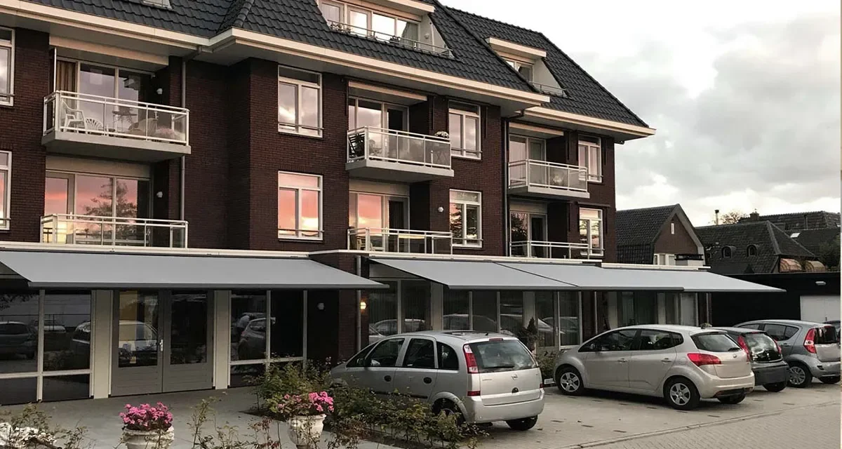 buitenzonwering_knikarmscherm_sfeer1200_1 buitenzonwering_knikarmscherm_sfeer1200_1