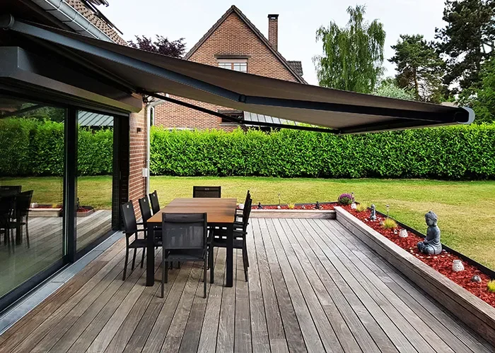 buitenzonwering_knikarmscherm_sfeer700_1 buitenzonwering_knikarmscherm_sfeer700_1